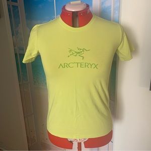 🚨5/20🚨 Arc’teryx t-shirt in apple green color Sz S
